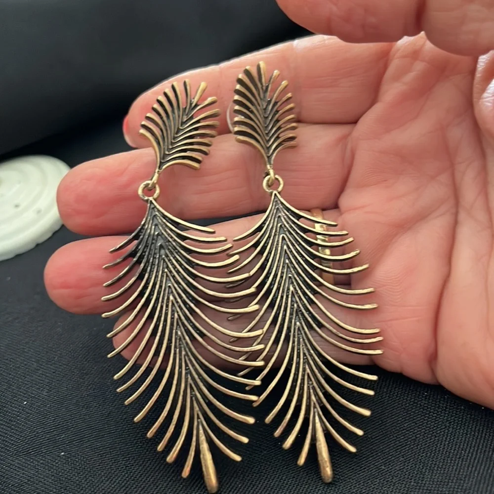 😎3/$20 feather style drop earrings - Picture 4 of 6